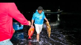 Peserta Membawa Hasil Tangkapan ke Pos Timbang
