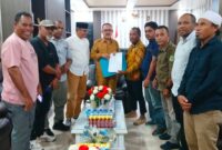 Penyerahan Poin Tuntutan Kepada Bupati James Uang Usai Pertemuan