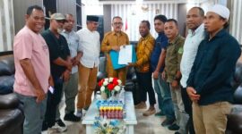 Penyerahan Poin Tuntutan Kepada Bupati James Uang Usai Pertemuan
