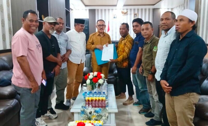 Penyerahan Poin Tuntutan Kepada Bupati James Uang Usai Pertemuan