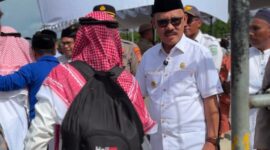 Bupati James Uang Saat Menjemput Jamaah Haji di Pelabuhan Jailolo