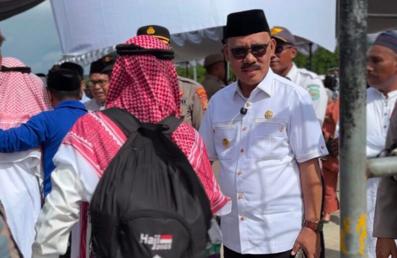 Bupati James Uang Saat Menjemput Jamaah Haji di Pelabuhan Jailolo