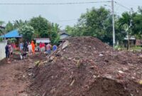 Tumpukan Material Yang Terbawa Banjir di Desa Bobanehena
