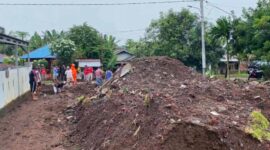Tumpukan Material Yang Terbawa Banjir di Desa Bobanehena