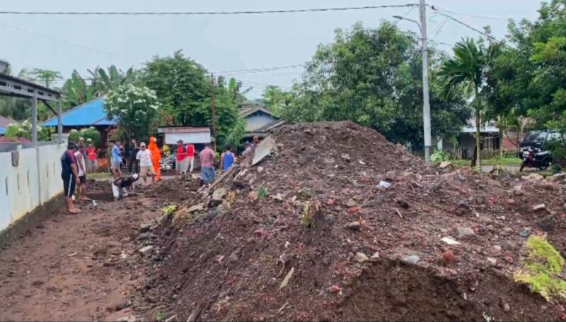 Tumpukan Material Yang Terbawa Banjir di Desa Bobanehena