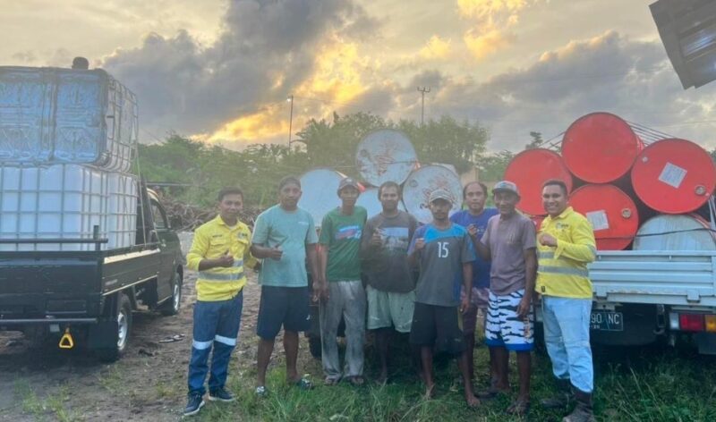 Pose Bersama Ketua Kelompok Tani dan Managemen NHM Usai Serahkan Bantuan