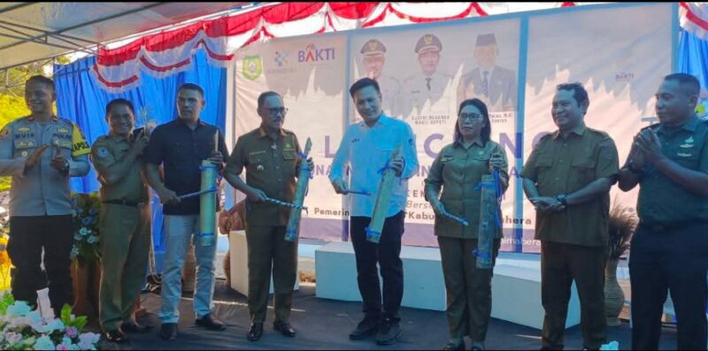 Bupati, James Uang Melaunching Penggunaan Internet 80 Sekolah