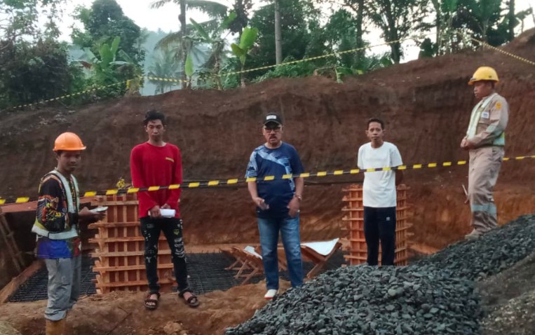 Bupati, James Uang Meninjau Pembangunan Tower BTS 4G di Kecamatan Tabaru
