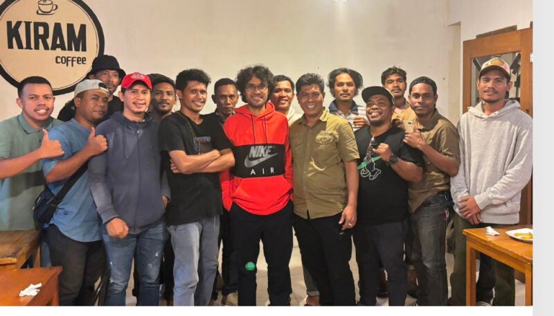 Pose Bersama Anggota DPD RI, Graal Taliawo Bersama Wartawan Halmahera Barat
