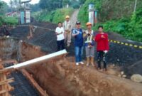 Bupati, James Uang, Saat Meninjau Salah Satu Tower yang Dibangun PT Telkomsel