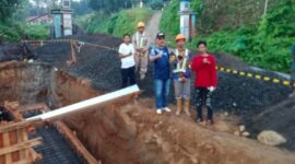 Bupati, James Uang, Saat Meninjau Salah Satu Tower yang Dibangun PT Telkomsel