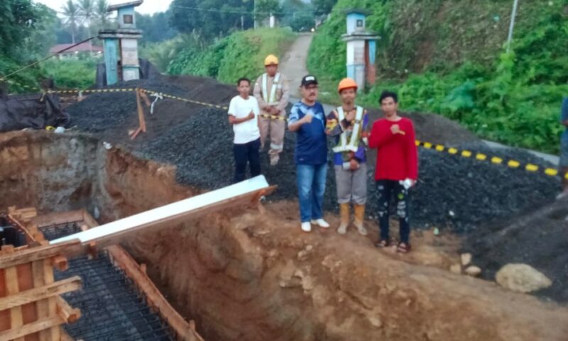 Bupati, James Uang, Saat Meninjau Salah Satu Tower yang Dibangun PT Telkomsel