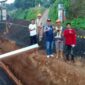 Bupati, James Uang, Saat Meninjau Salah Satu Tower yang Dibangun PT Telkomsel