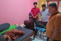 NHM Peduli Saat Menyerahkan Kursi Roda Kepada Pasien Kanker Prostat
