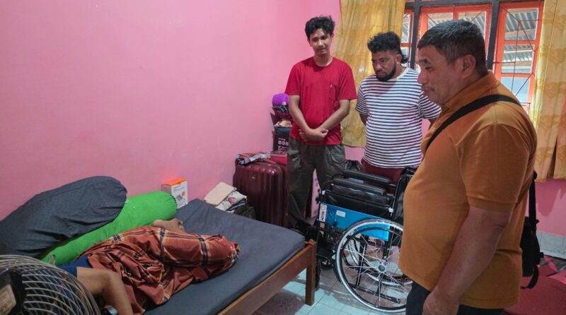 NHM Peduli Saat Menyerahkan Kursi Roda Kepada Pasien Kanker Prostat