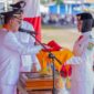 Bupati, James Uang, Menyerahkan Bendera Merah Putih Kepada Pembawa Baki Paskibraka
