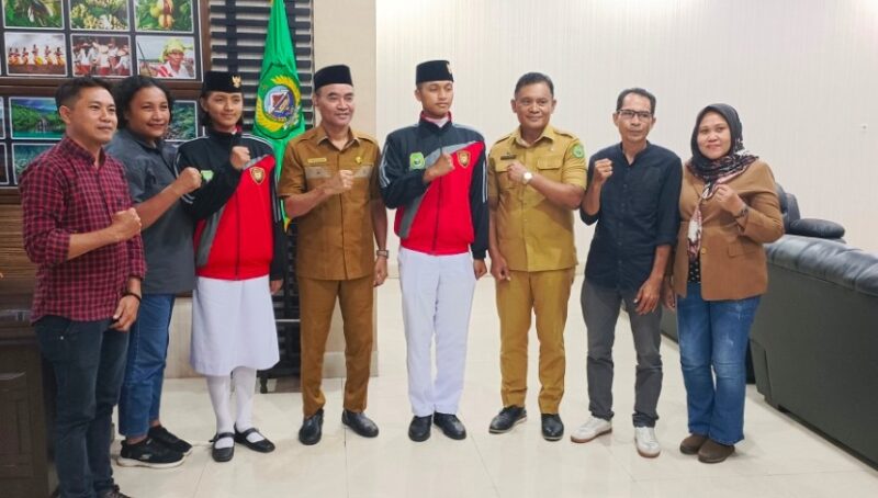 Wakil Bupati Halbar Pose Bersama Paskibraka Provinsi Maluku Utara