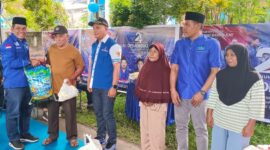Pembagian Paket Sembako Secara Simbolis Kepada Janda dan Lansia