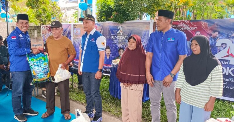 Pembagian Paket Sembako Secara Simbolis Kepada Janda dan Lansia