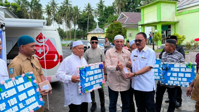 Bupati James Uang Menyerahkan Bantuan Pembangunan Rumah Ibadah