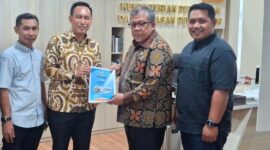 Sekda Haltim, Ricky Ch Richfat Menyerahkan Proposal Kepada Wamen PKP RI, Fahri Hamzah