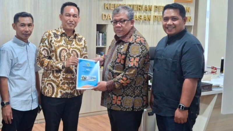 Sekda Haltim, Ricky Ch Richfat Menyerahkan Proposal Kepada Wamen PKP RI, Fahri Hamzah