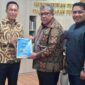 Sekda Haltim, Ricky Ch Richfat Menyerahkan Proposal Kepada Wamen PKP RI, Fahri Hamzah