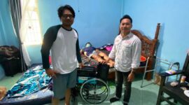 Bantuan Kursi Roda Oleh Haji Robert Yang Diserahkan Kepada Yusmin