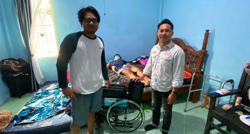 Bantuan Kursi Roda Oleh Haji Robert Yang Diserahkan Kepada Yusmin