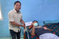 Tim NHM Peduli Menyerahkan Santunan Uang Tunai Kepada Yusmin