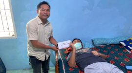 Tim NHM Peduli Menyerahkan Santunan Uang Tunai Kepada Yusmin