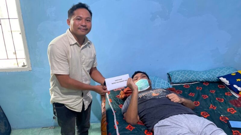 Tim NHM Peduli Menyerahkan Santunan Uang Tunai Kepada Yusmin