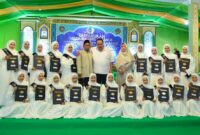 Haji Robert Nitiyudo Wachjo Pose Bersama Para Santri