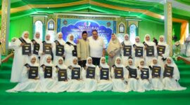 Haji Robert Nitiyudo Wachjo Pose Bersama Para Santri