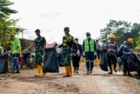Bersih Lingkungan Karyawan Harita Nickel, TNI Polri dan Masyarakat