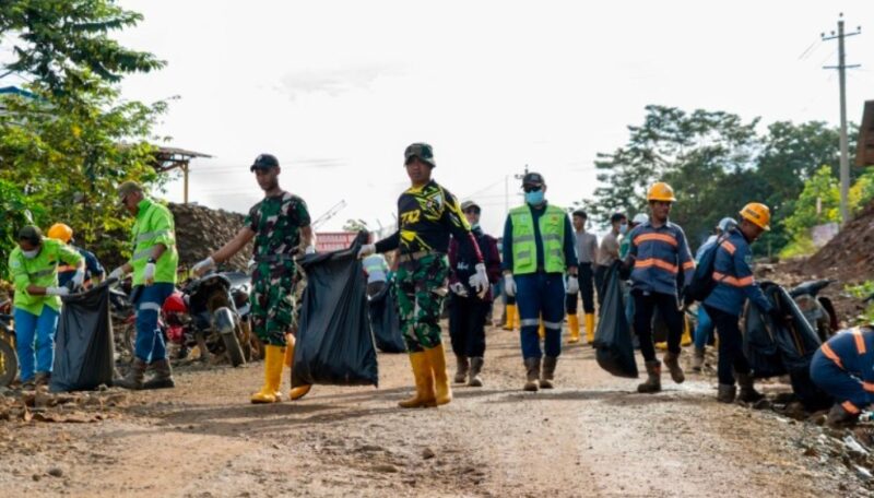 Bersih Lingkungan Karyawan Harita Nickel, TNI Polri dan Masyarakat
