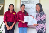 Penyerahan Sertifikat Penghargaan Kepada Mahasiswa 
