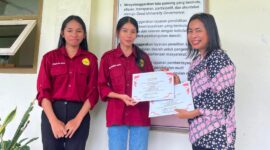 Penyerahan Sertifikat Penghargaan Kepada Mahasiswa 
