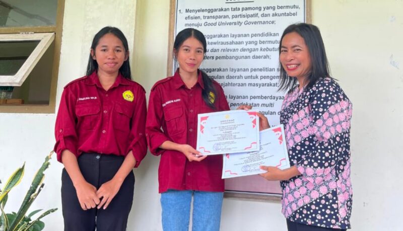 Penyerahan Sertifikat Penghargaan Kepada Mahasiswa 