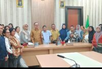 Pose Bersama Bupati, James Uang dan Para Honorer