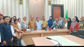 Pose Bersama Bupati, James Uang dan Para Honorer