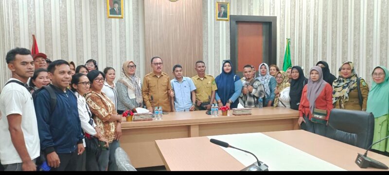 Pose Bersama Bupati, James Uang dan Para Honorer