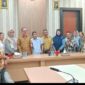 Pose Bersama Bupati, James Uang dan Para Honorer