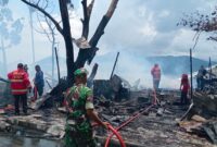 Petugas Saat Memadamkan Kobaran Api di Kawasan Lapak Mangga Dua