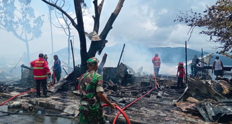 Petugas Saat Memadamkan Kobaran Api di Kawasan Lapak Mangga Dua