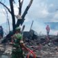 Petugas Saat Memadamkan Kobaran Api di Kawasan Lapak Mangga Dua