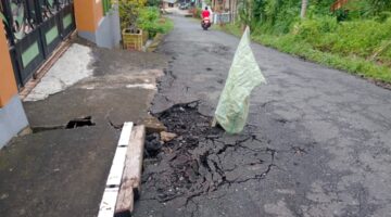 Salah Satu Titik Jalan Rusak Menuju Taman Love