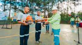 Direktur Operasional Harita Menyerahkan Alat Pelindung Kepada Peserta