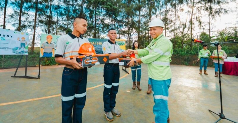 Direktur Operasional Harita Menyerahkan Alat Pelindung Kepada Peserta