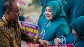 Wakil Bupati Halbar Menyerahkan Hadiah Kepada Peserta HKG